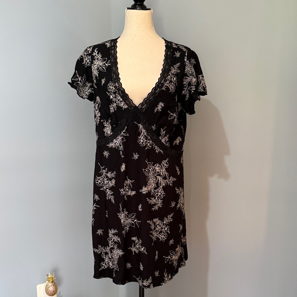 SALE☘️Old Navy Black Floral Lace-Trim Chemise